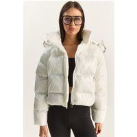 Glänzende kurze Pufferjacke mit Kapuze