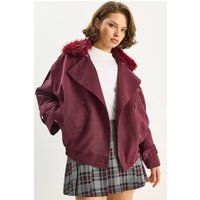 Zweireihige Kurzjacke mit Pelzkragen
