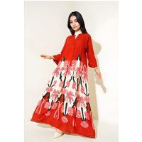 Elegantes Bedrucktes Gestuftes Maxikleid