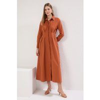 Maxikleid mit Perlenbesatz und Falten