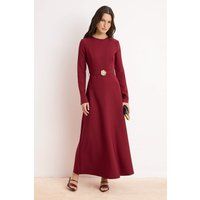 Elegantes langärmeliges Maxikleid mit Gürtel-Brosche