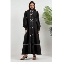 Maxikleid mit Kontrastpaspeln und Schleifen