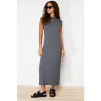 Minimalistisches ärmelloses Strick-Maxikleid