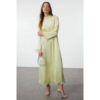 Elegantes Satin-Maxikleid mit Feder-Manschetten