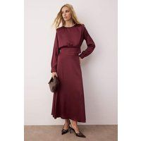 Satin-Maxikleid mit verzierten Halsausschnitt