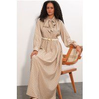 Maxikleid mit Punkten und Schluppe
