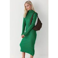 Körperbetontes Rollkragen-Midikleid aus Rippstrick