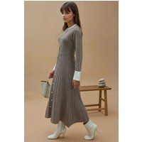Geripptes Strick-Maxikleid mit Knöpfen