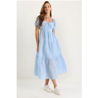 Besticktes Maxikleid mit Herzausschnitt