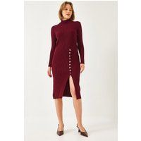 Geripptes Midi-Strickkleid mit Rollkragen