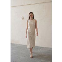 Minimalistisches Midi-Kleid mit Rückenausschnitt