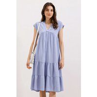Gestuftes Midi-Kleid mit V-Ausschnitt