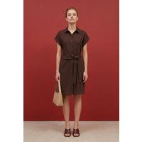 Minimalistisches Hemdkleid mit Bindegürtel