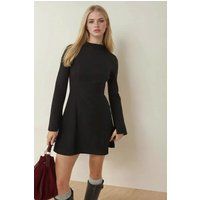 Langärmeliges Minikleid mit hohem Kragen