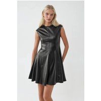 Ausgestelltes Minikleid aus Kunstleder