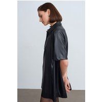 Kurzes Kunstleder-Hemdkleid