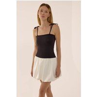 Minikleid mit eckigem Ausschnitt und Ballonsaum