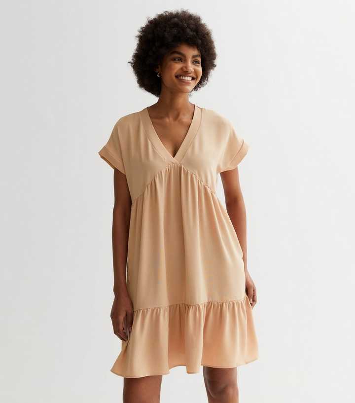 Luftiges Mini-Stufenkleid mit V-Ausschnitt
