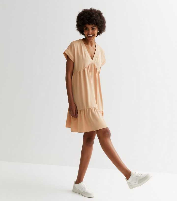 Luftiges Mini-Stufenkleid mit V-Ausschnitt