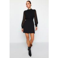 Kurzes Stehkragenkleid mit transparenten Ärmeln