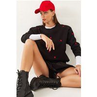 Lockerer Pullover mit Herzstickereien
