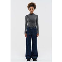 Hoch taillierte Jeans mit weitem Bein und aufgesetzten Taschen