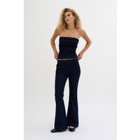 Dunkelblaue Schlagjeans mit hoher Taille