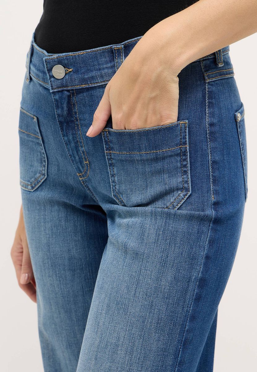 Weit geschnittene Jeans mit aufgesetzten Taschen