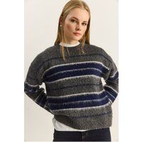 Gestreifter flauschiger Strickpullover