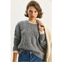 Grobstrick-Pullover mit Zopfmuster
