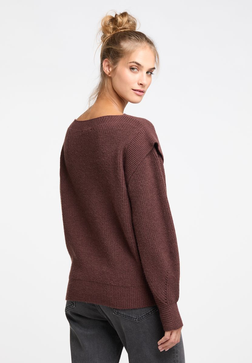 Grobstrickpullover mit U-Boot-Ausschnitt
