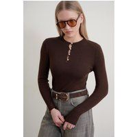Rippstrick-Henley mit Knopfdetails