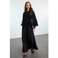 Elegantes Cape-Kleid mit Federn