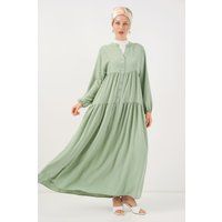 Etagen-Maxikleid aus Krepp mit Knopfleiste