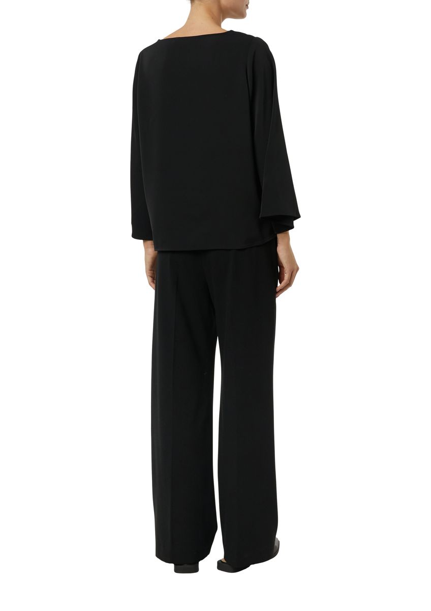 Elegante fließende Bluse mit Cape-Ärmeln