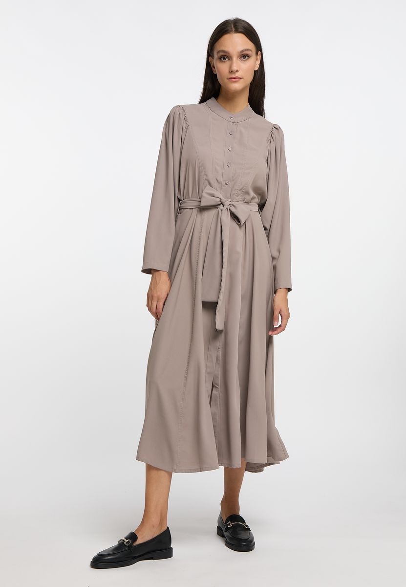 Elegantes Langarm-Maxikleid mit Knopfleiste