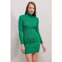 Geripptes Rollkragen-Mini-Strickkleid