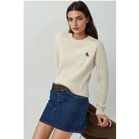 Bestickter Zopfstrickpullover mit Rundhalsausschnitt