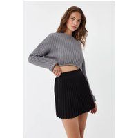 Gerippter Cropped-Strickpullover mit Rundhalsausschnitt
