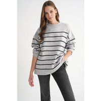 Entspannter gestreifter Strickpullover