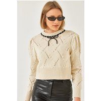 Strukturierter bestickter Kurzpullover mit Rundhals
