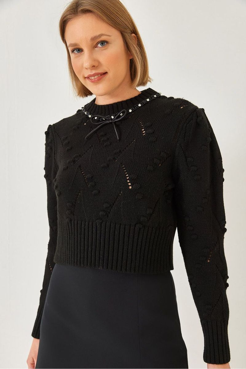 Strukturierter bestickter Kurzstrickpullover