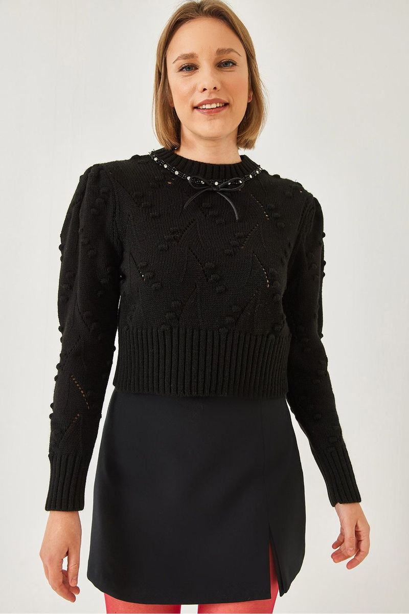 Strukturierter bestickter Kurzstrickpullover
