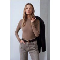 Körpernaher Rippstrick-Pullover mit Stehkragen