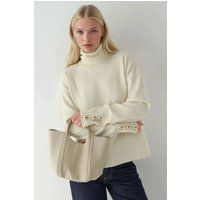 Rippstrick-Rollkragenpullover mit Goldknöpfen