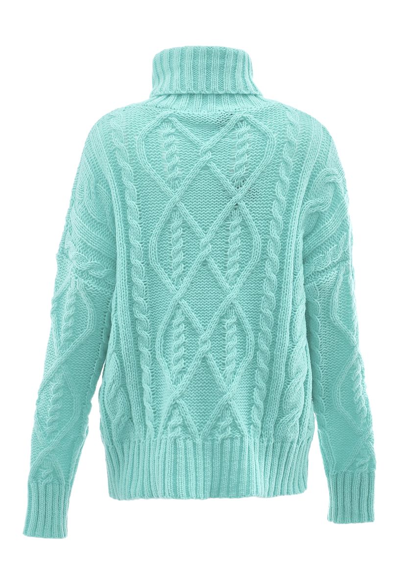 Grobstrick-Rollkragenpullover mit Zopfmuster