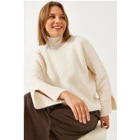 Relaxter Rollkragenpullover mit Schlitzen