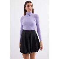 Gerippter fliederfarbener Rollkragenpullover