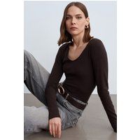Schmal geschnittener Rippstrickpullover mit V-Ausschnitt