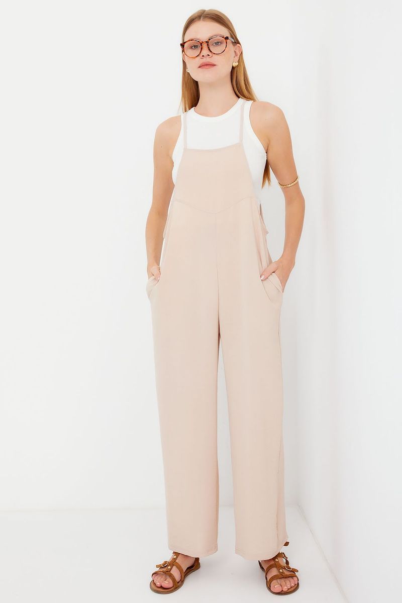 Minimalistischer Jumpsuit mit weitem Bein